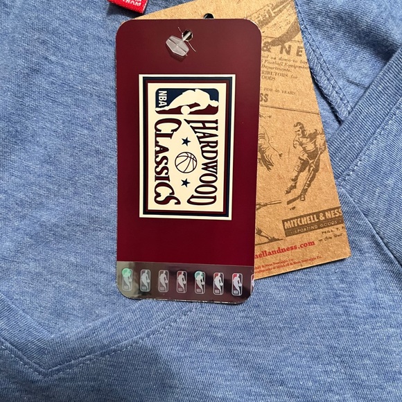 Women’s Mitchell & Ness Philadelphia 76ers tshirt size small - Picture 4 of 4